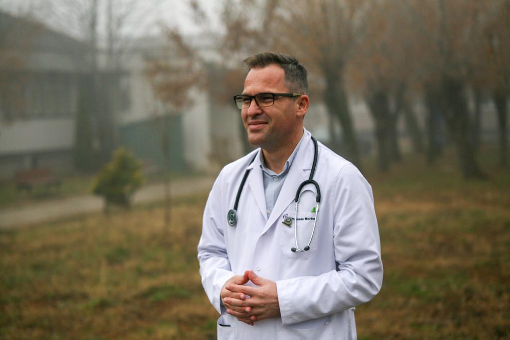 Dr. Besim Morina gjatë një bisede